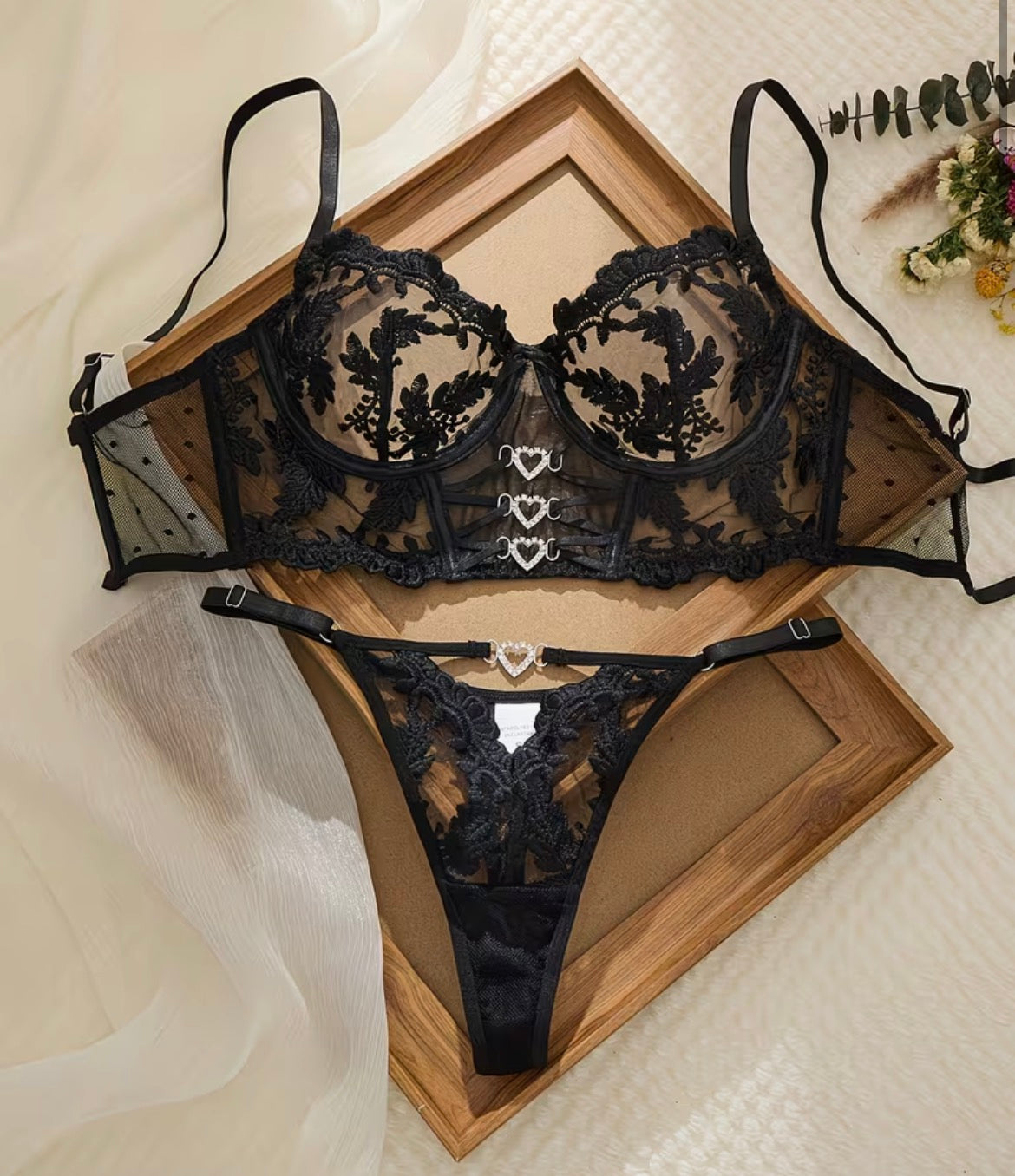 Sexy schwarzes Dessous, Blumenstickerei